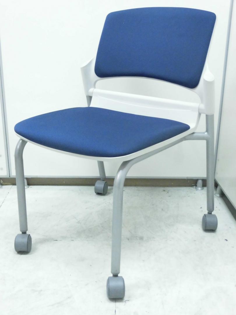 【3脚入荷】キャスター付きで便利　ウチダ製スタッキングチェア　定番のブルー色
                        MF-180
                                    中古
            