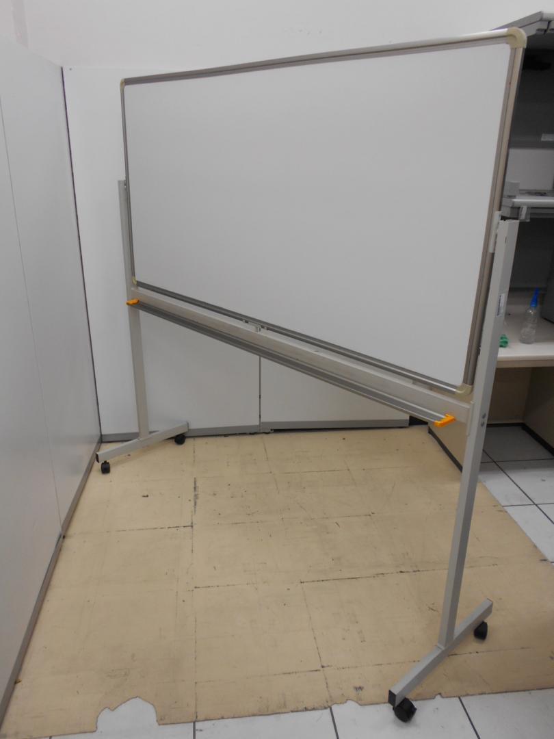 何かと便利な180㎝タイプのホワイトボードです【会議】
                        
                                    中古
            