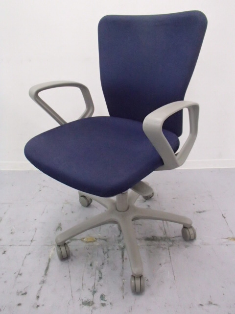 オフィスチェア｜OAチェア(肘付き)｜渋めのネイビーブルー！！
                        カロッツア
                                    中古
            