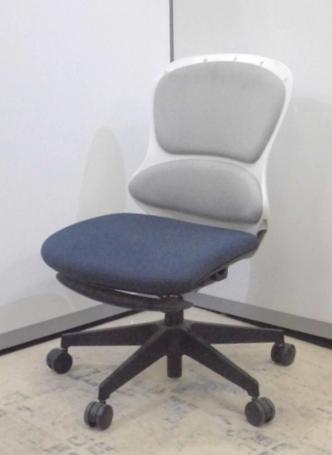 【おつとめ品】　ラス1特価　【オフィスチェア】　イトーキ(ITOKI)　【ループ(LOOP)】　肘無　【事務椅子】
                        ループ
                                    中古
            