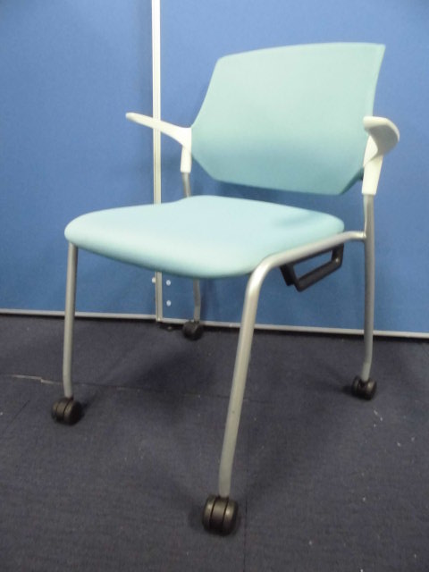 イトーキ｜ステンザチェア(stenza)｜ターコイズブルー/ホワイトシェル｜肘付【重ねて収納/スタッキング機能】
                        ステンザ
                                    中古
            