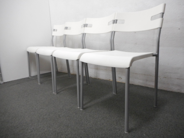 【セット商品】■スタッキングチェア4脚セット　ホワイト（樹脂） ■IKEA【中古オフィス家具・新宿・渋谷】 
                        
                                    中古
            