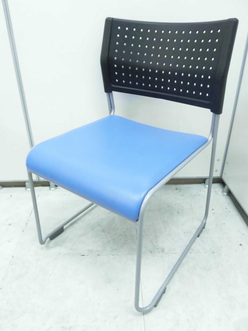 【4脚入荷】汚れてもすぐ落ちるビニール素材のスタッキングチェア　ブルー×ブラック　
                        
                                    中古
            