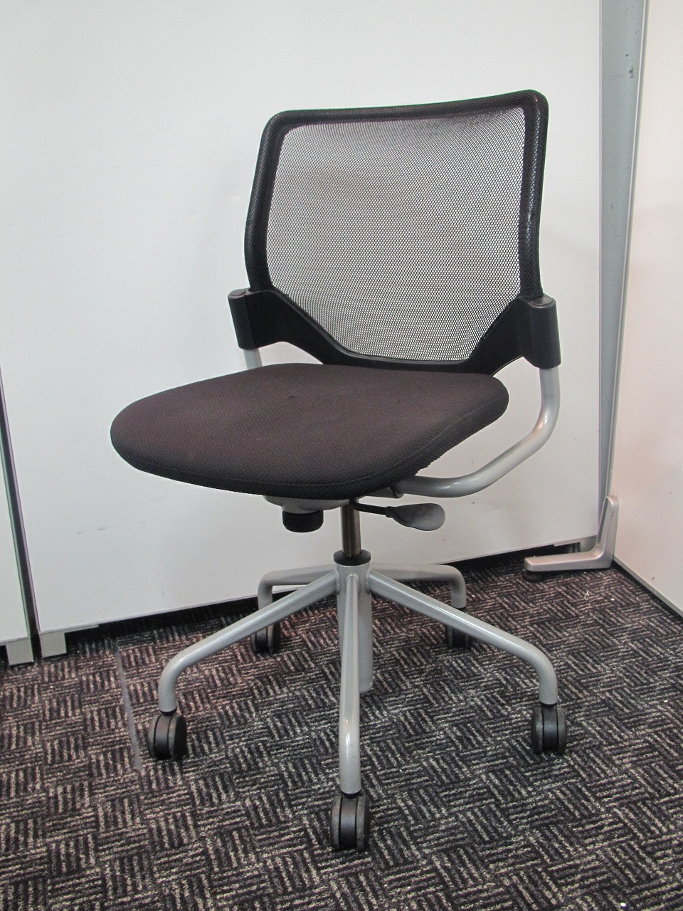 【デザイン性の高いミーティングチェアが入荷】　オカムラ製　エアリチェア
                        エアリ（Airly）
                                    中古
            