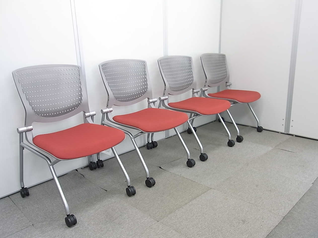 【4脚セット】状態良好な高品質商品がセットでお買い得■オカムラ製 グラータシリーズ 情熱のレッド！！
                        グラータ
                                    中古
            