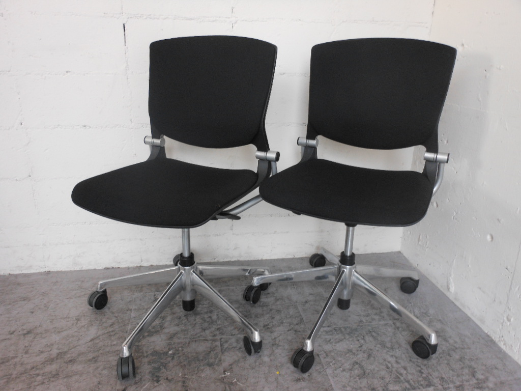 ～人気チェア2脚セット～　オカムラ｜ブラック・上下昇降可能・キャスター付【状態良好】
                        グラータ
                                    中古
            