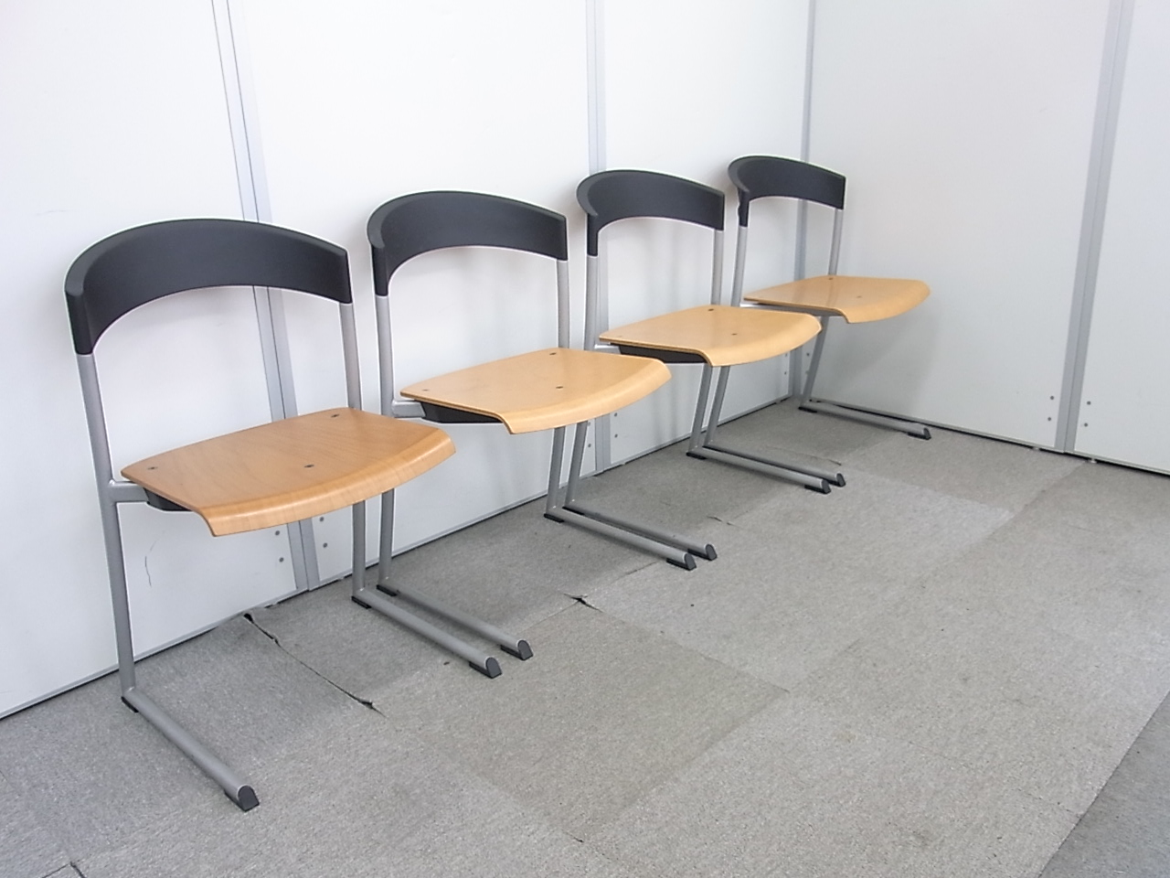 ■wiesnerhager×オカムラ　4脚セットでお徳に！　スタッキング可能！
                        wiesnerhager
                                    中古
            