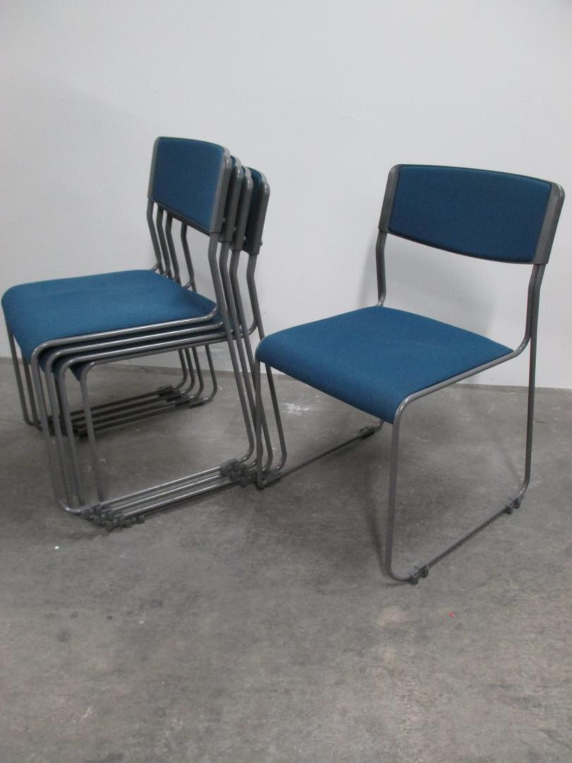 【5脚入荷】スペースを有効活用したい方に！深いブルーのスタッキングチェア！【ロット】【スタッキング】【中古オフィス家具】
                        
                                    中古
            