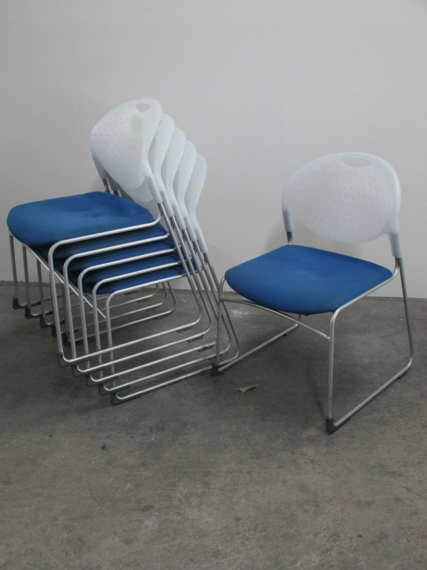 【6脚入荷！】スタッキングチェア６脚セット！定番のブルーカラー！【セット商品】【中古オフィス家具】
                        
                                    中古
            