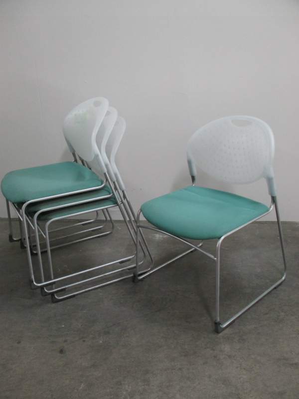 【大量２６脚入荷！】座面のライトグリーンと背面のホワイトの色味がオシャレ！チェア4脚セットです！【ロット】【中古オフィス家具】
                        
                                    中古
            