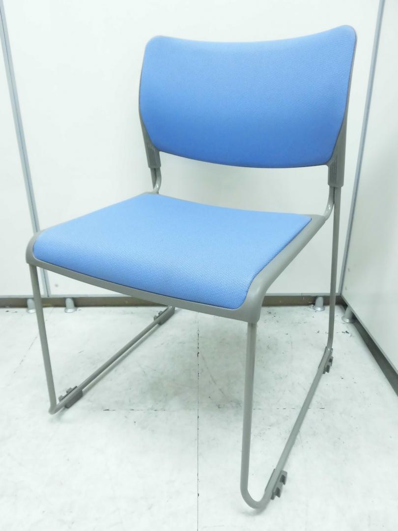 【8脚入荷】定番のブルー色で状態良好な、オカムラ製スタッキングチェア　
                        8104
                                    中古
            