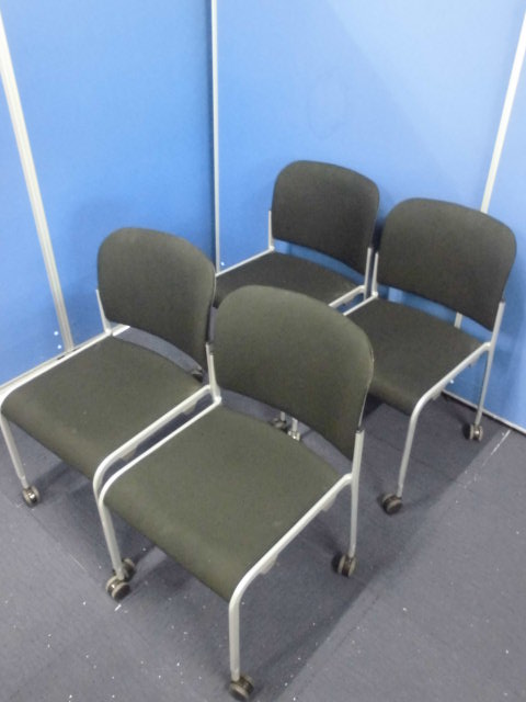 【キャスター付】スタッキングチェア/ミーティング用チェア4脚セット｜プラス(PLUS)製｜ブラック【セット商品】
                        
                                    中古
            