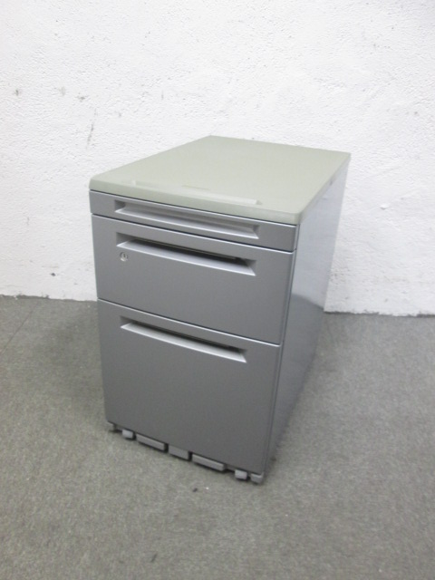 オカムラ製3段ワゴン【スタイリッシュなシルバー色】【カギ付き】
                        
                                    中古
            