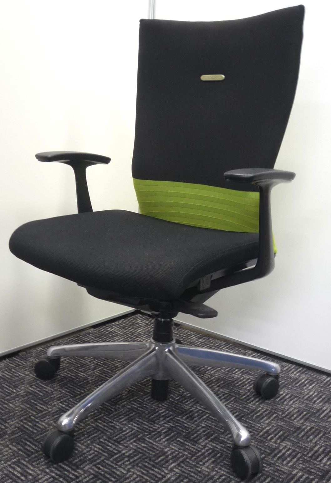 【４脚入荷！】■オフィスチェアの大王道オカムラのフィーゴチェア！■シームレスですっきりデザイン■個人宅使用にもオススメ！
                        フィーゴ
                                    中古
            