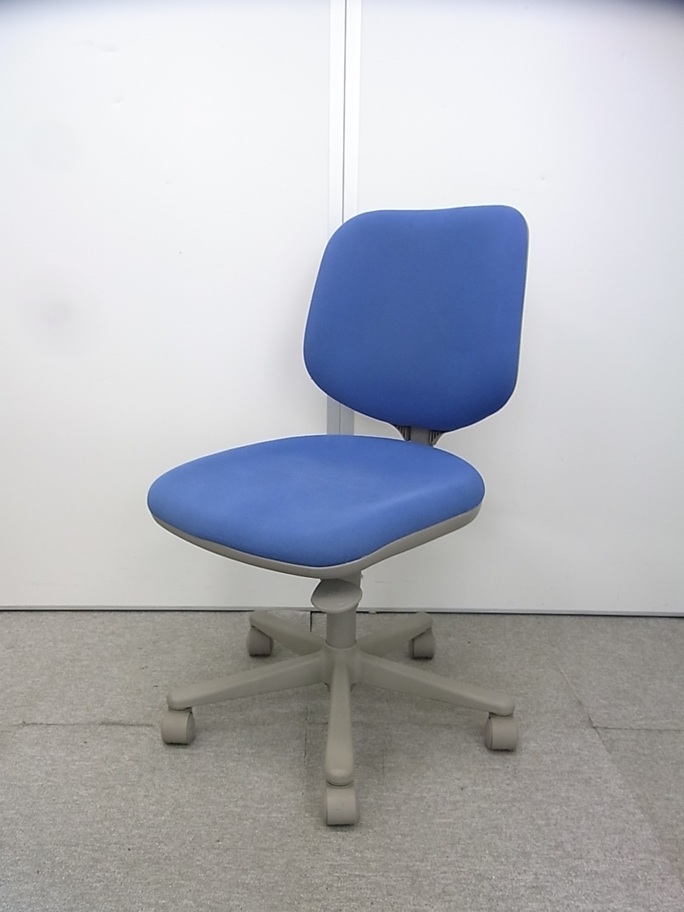 【限定1脚！早い者勝ち！】オカムラ製CG-Eチェア■人気のブルーの肘無チェア
                        CG-E
                                    中古
            