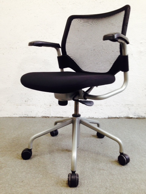 オカムラ製ミーティングチェア【上下昇降機能付き】【肘当て付きタイプ】
                        
                                    中古
            