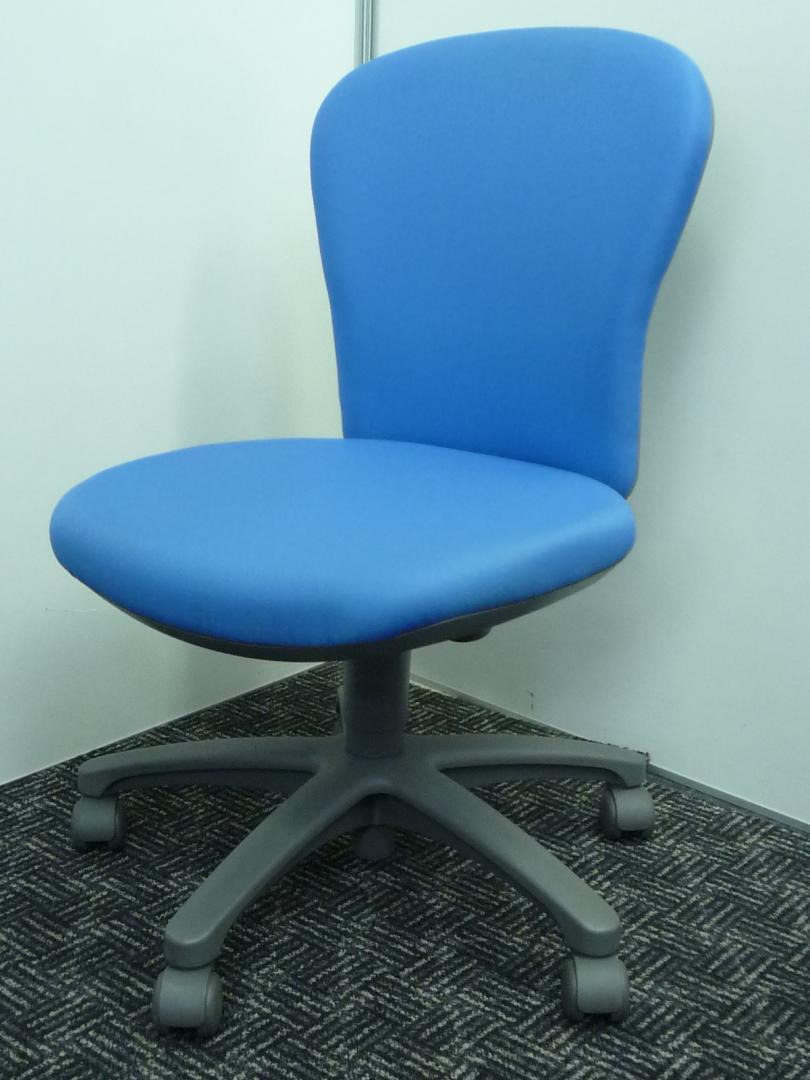 【１脚入荷】■安心と信頼の国内メーカーコクヨのレグノチェア■落ち着きを感じさせるブルーカラー！■シンプルなデザインながらも機能的！
                        レグノ
                                    中古
            
