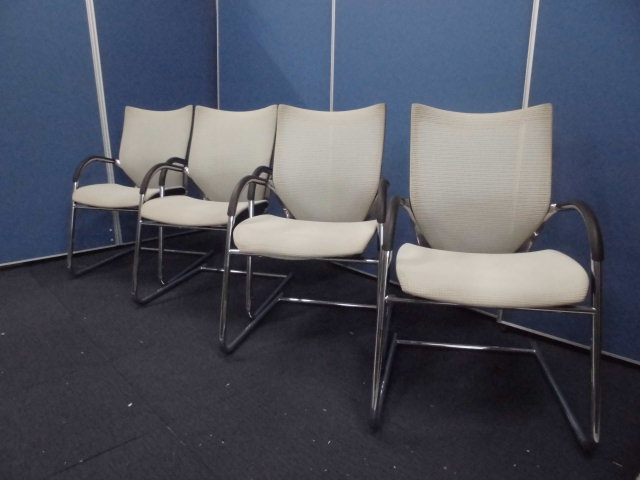 【大人気のバロンシリーズ】ゲストチェア/ミーティングチェア４脚セット｜ホワイト【セット商品】
                        バロン
                                    中古
            