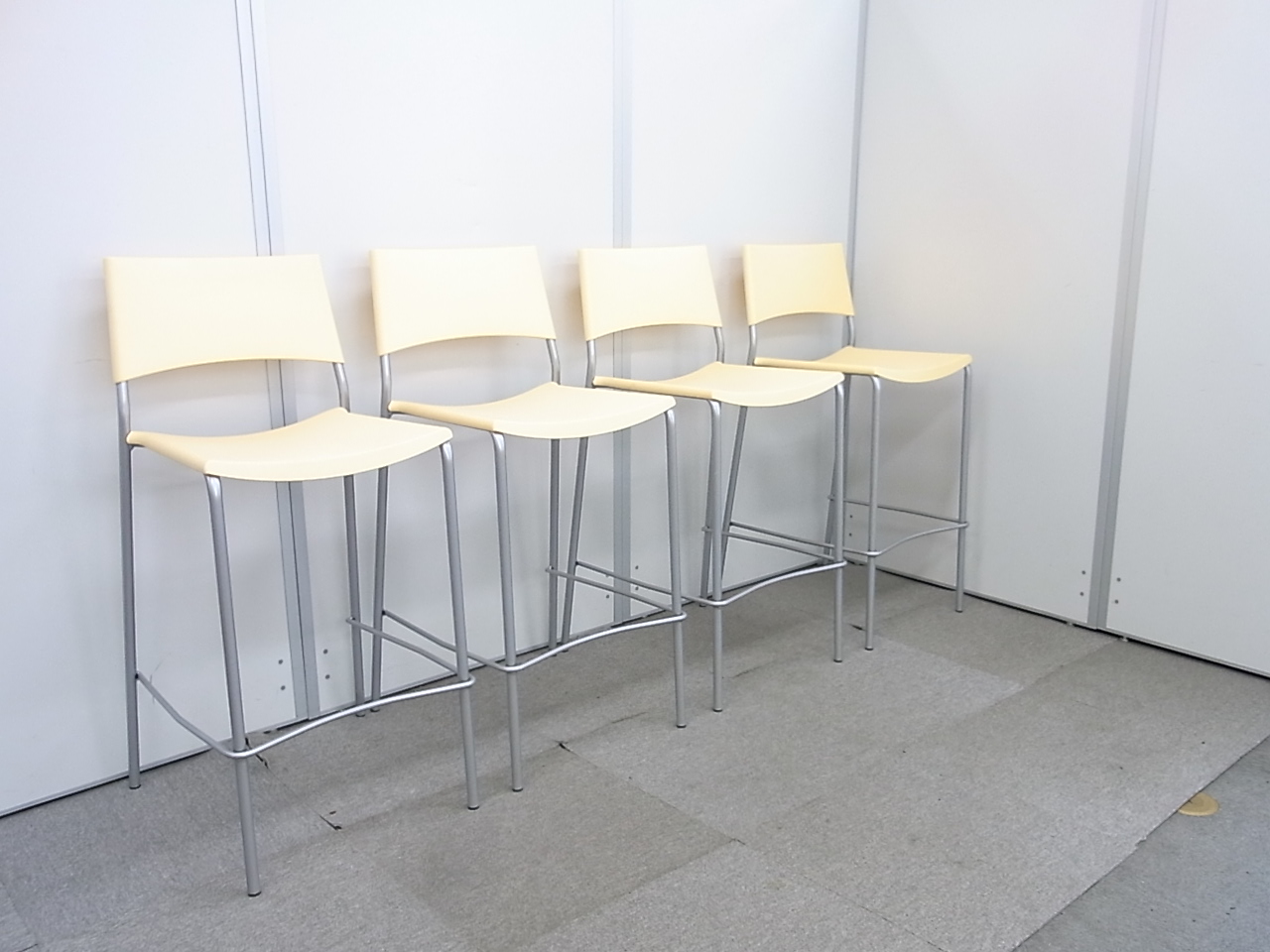 【4脚セットでお得！】オカムラ製 フロリダシリーズ■カウンターチェア ハイチェア■リフレッシュスペースにもってこいのチェアですね！
                        フロリダ
                                    中古
            