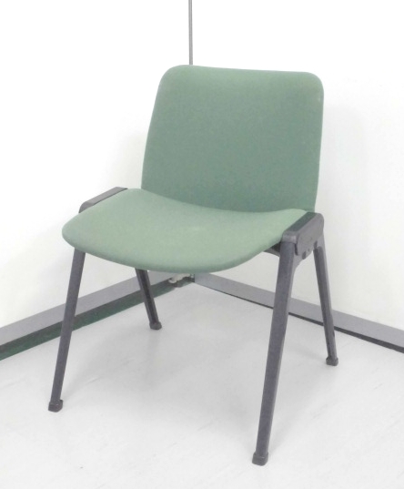 コクヨ製！スタッキングチェア！
                        
                                    中古
            