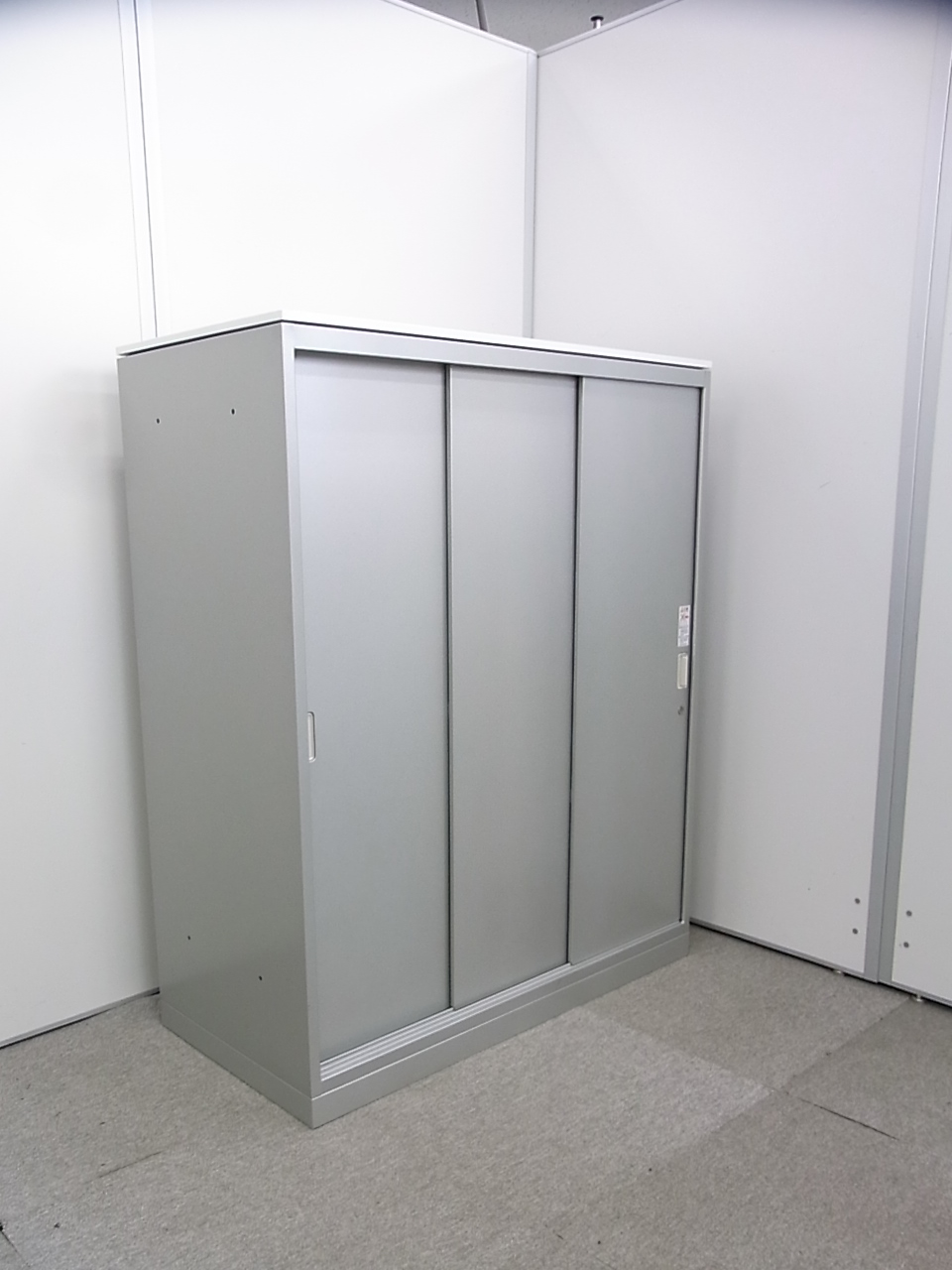 【値下げ！状態良好品！】オカムラ　レクトラインシリーズ　■天板付き　■綺麗なシルバーカラー　3枚引き違い書庫
                        レクトライン
                                    中古
            