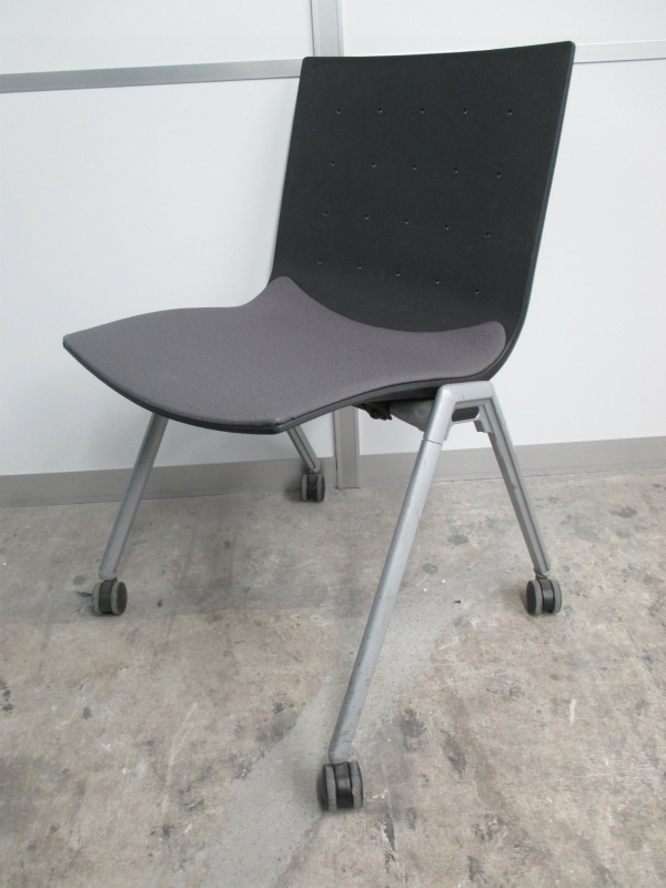 【3脚入荷】背中樹脂タイプのキャスター付きスタッキングチェア入荷！【スタッキング】【ミーティングチェア】【中古オフィス家具】
                        
                                    中古
            