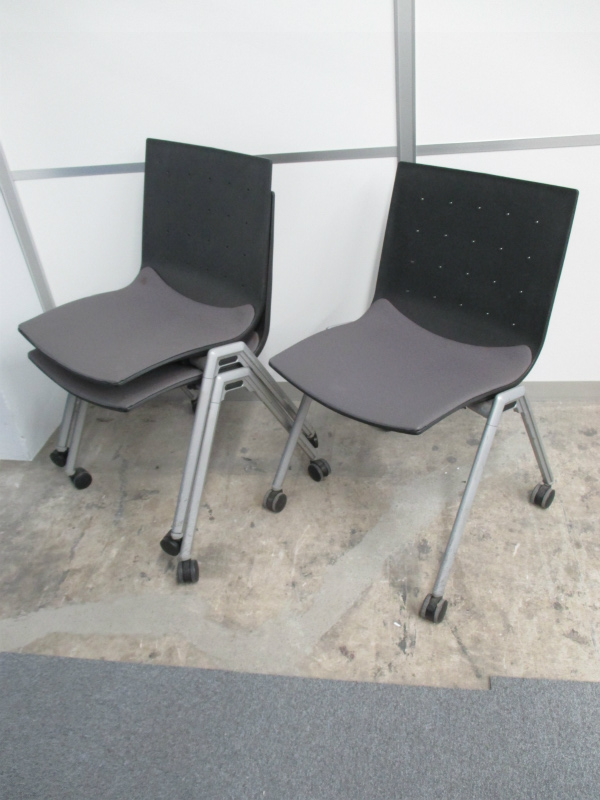 【3脚セット】会議用チェアはセットがお得！キャスター付きスタッキングチェアのセット商品です！【セット商品】【中古オフィス家具】
                        
                                    中古
            