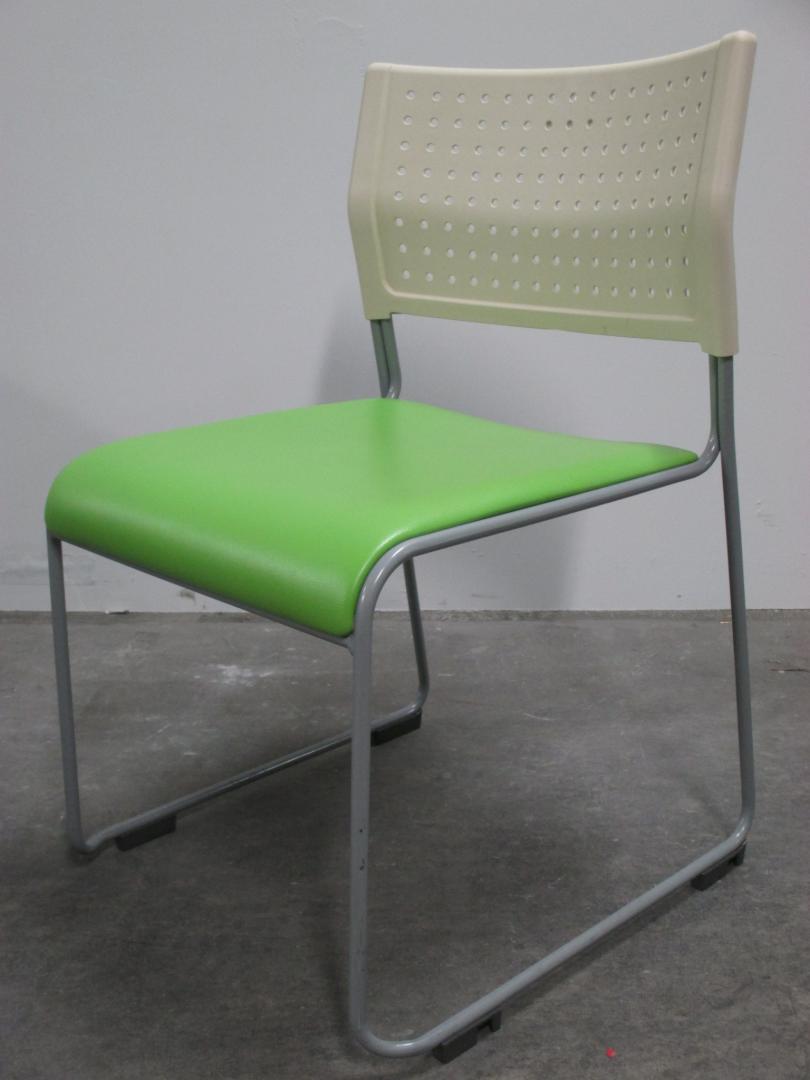 【12脚入荷】【状態良好】明るいグリーンカラーのスタッキングチェア入荷！【グリーン＆ホワイト】【座面ビニール】【ロット】
                        
                                    中古
            