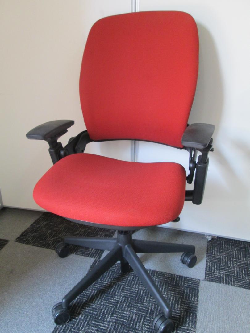 【人気商品入荷】リープチェアー　おしゃれなレッド
                        リープチェアー
                                    中古
            