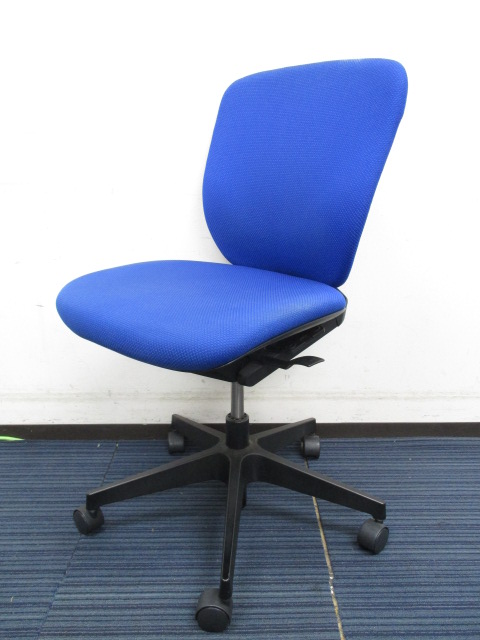 【専門会社によるクリーニング実施品】国産イトーキ製｜プラオチェア｜ブルー色が爽やか｜脚部やボディは落ち着いたブラック色

                        プラオ
                                    中古
            