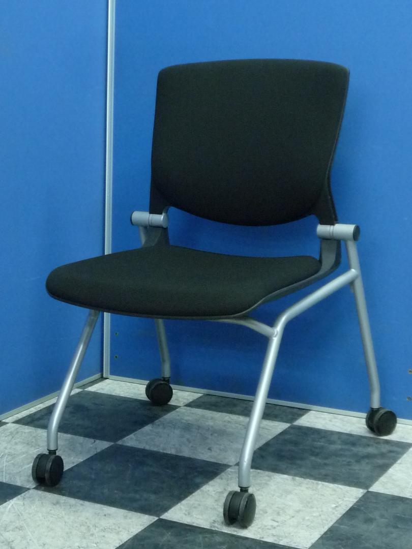 【１０脚入荷】■国内メーカーオカムラのネスティングチェア！グラータチェア！■折りたたみ式でシンプルな見た目なのに座り心地抜群！■色はあらゆる場面に馴染むブラックカラー！
                        グラータ
                                    中古
            