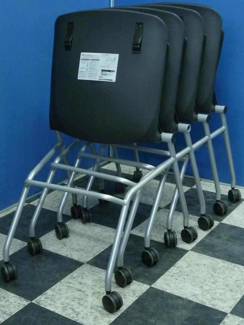 【２セット入荷！】■お得なセット販売！４脚セット！■国内メーカーオカムラのネスティングチェア！グラータチェア！■折りたたみ式でシンプルな見た目なのに座り心地抜群！■色はあらゆる場面に馴染むブラックカラー！
                        グラータ
                                    中古
            