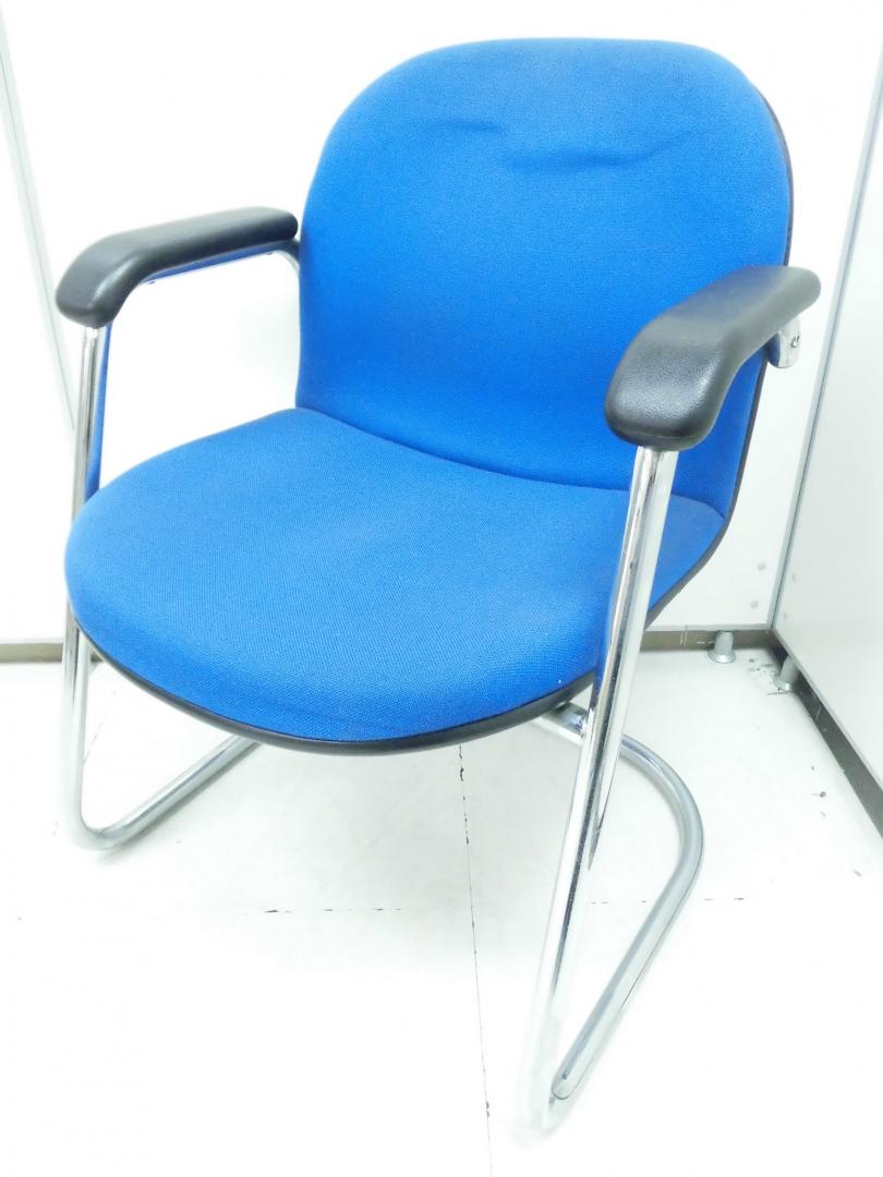 イトーキ製｜鮮やかブルーがうれしい｜肘付きミーティングチェア｜
                        
                                    中古
            