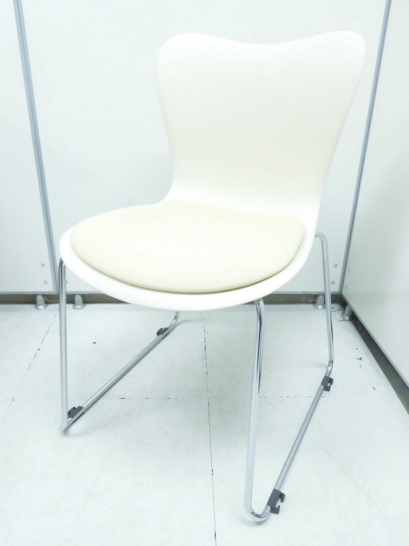 キレイで白いチェア｜なんと重ねられます｜おしゃれ感が良いですね｜
                        
                                    中古
            