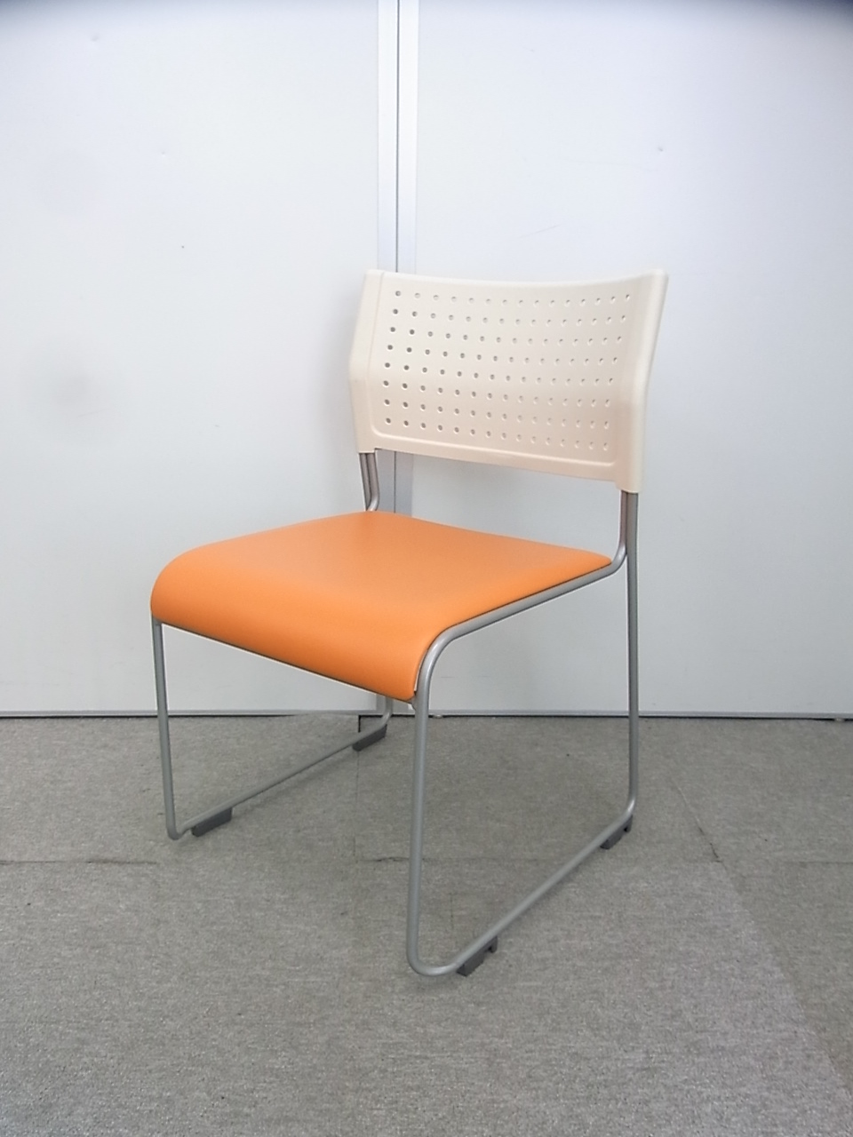 【状態良好品】スタッキングチェア　綺麗なオレンジカラー　使用しない時は重ねて収納できます
                        
                                    中古
            
