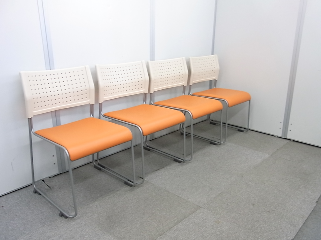 【状態良好品】スタッキング4脚セット　明るいオレンジカラー　重ねて収納可能！
                        
                                    中古
            