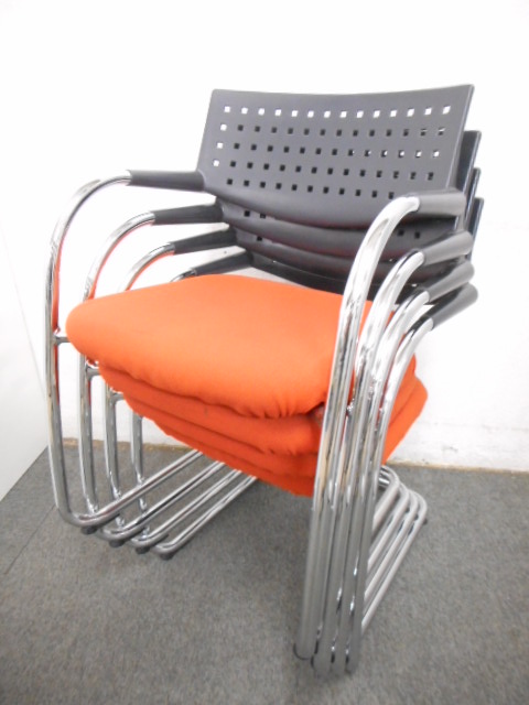 【お買い得品！】■Visavisチェア4脚セット（Vitra）■オレンジ・肘付 ■【おつとめ】ビザビ・ミーティングチェア
                        VISAVIS【 ビザビ 】
                                    中古
            