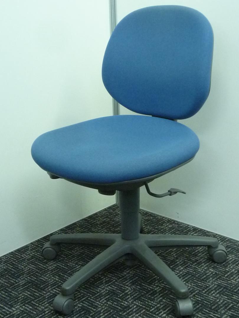 【９脚入荷】内田洋行製ジャストチェアが入荷。■オフィスに清涼感を与えるブルーカラー！■シンプルなデザインに備わる快適な座心地！■オフィスでの支持率が高い優良チェア
                        ジャスト
                                    中古
            