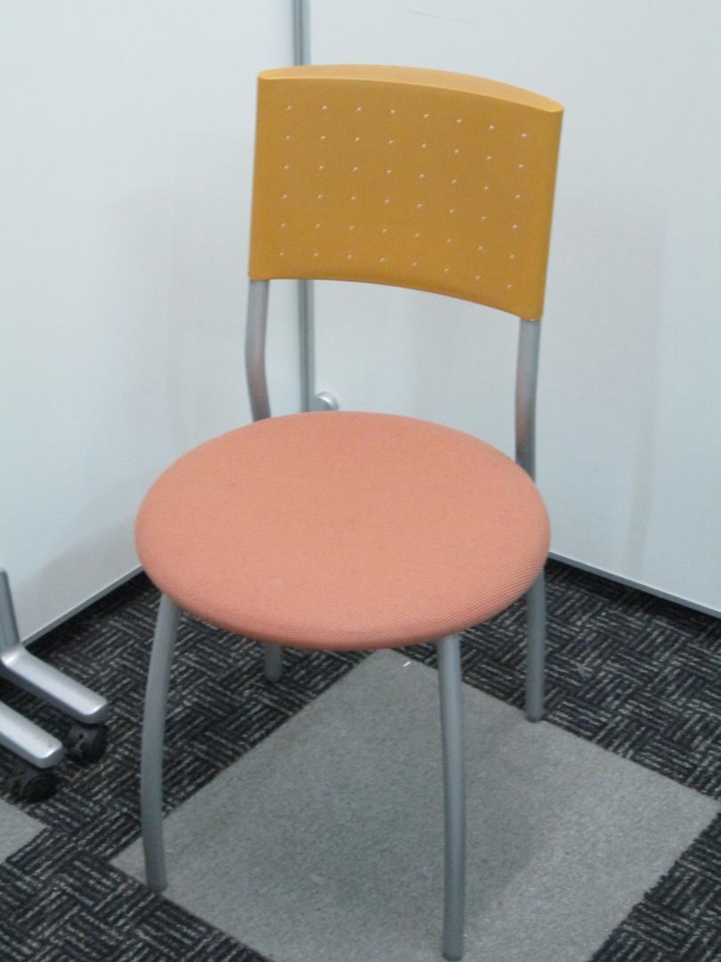 【おしゃれなスタッキングチェアー】イトーキ製　エントランスや会議室、リフレッシュスペースに最適
                        
                                    中古
            