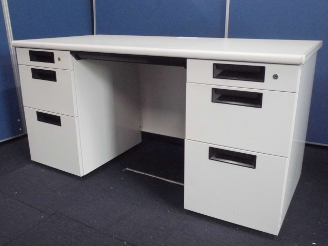 【人気のホワイトデスク】プラス製｜両袖机｜ホワイト｜W1400/D700/H700【鍵付】
                        
                                    中古
            
