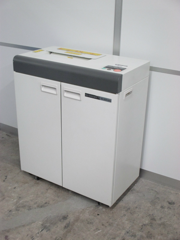 【同時細断枚数28枚】【明光商会製】通常の業務用よりもコンパクト！パワーも併せ持つメディアシュレッダー！【CD・カード細断可能】
                        
                                    中古
            