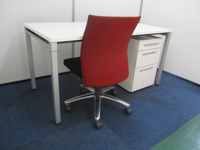 【セット商品】デルフィデスク＋ＣＺＲワゴン＋エクサージュチェア（訳あり品）　カラーはホワイトとレッドのセット【オフィス デスク　ワゴン　イス】
                        デスク：デルフィ　ワゴン：CZR  チェア：エクサージュ
                                    中古
            