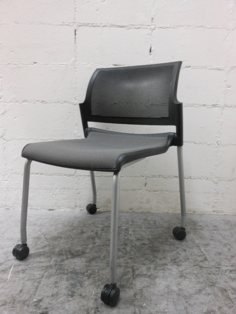 【8脚入荷】今ならおまとめいただけます！■ネスティング・スタッキング 2通りの重ね方が可能■収納に困らないミーティング用チェアです！
                        
                                    中古
            