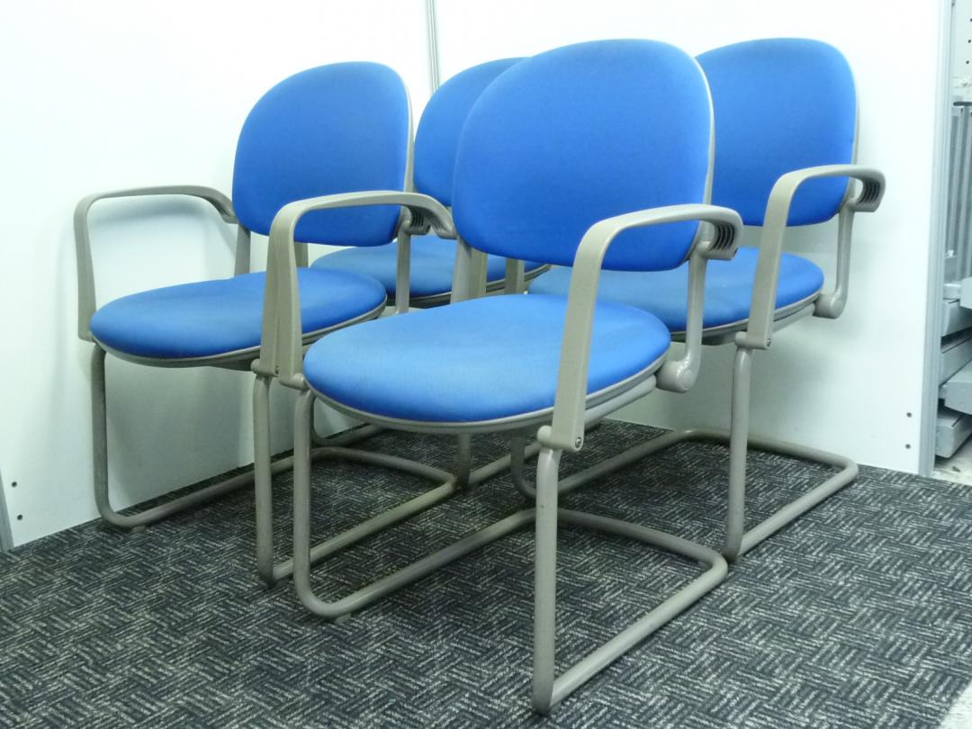 【２セット揃います！】オカムラのスタックチェアの４脚セット！■色はさわやかなブルーカラー！■シンプルながらもオシャレなデザイン！■４脚セットでご提供！
                        トーションライン
                                    中古
            