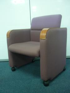 【イトーキ製】【アームチェア】気品のあるレッド！ご自宅にどうですか？
                        
                                    中古
            