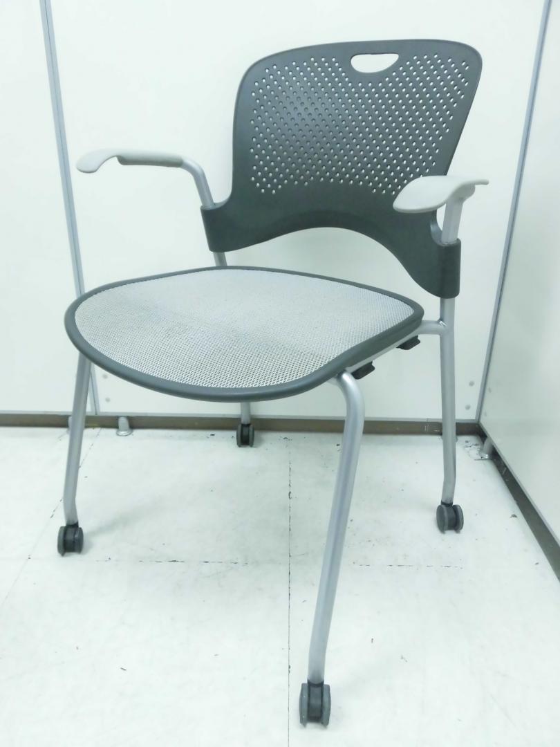 【4脚揃いで入荷】状態良好品のケイパーチェアが入荷しました！座面メッシュで、スタイリッシュな見た目と、座り心地も良い1品！
                        ケイパーチェア
                                    中古
            