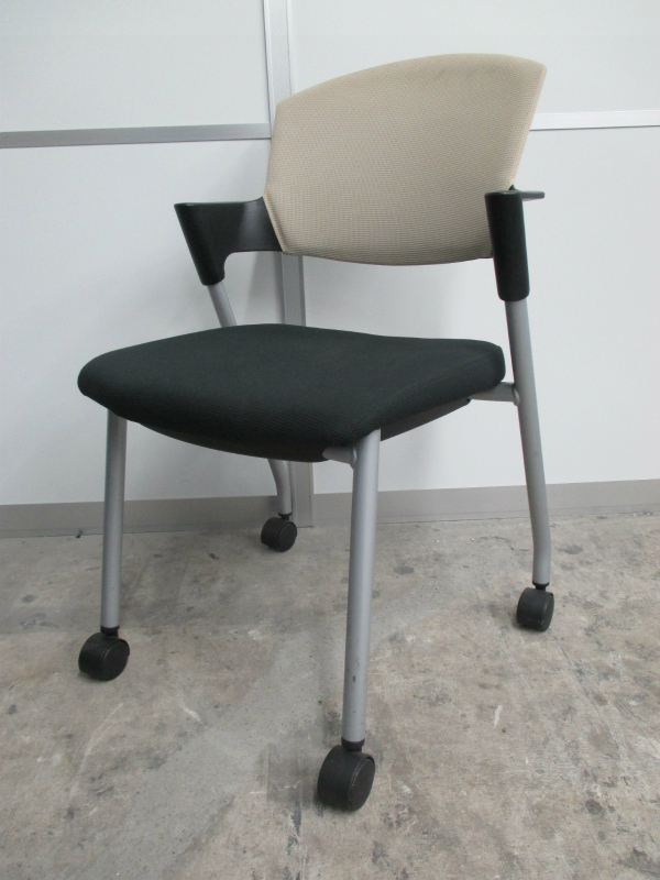 【リラックスできる肘付チェア！】■KOKUYO製　スタッキングチェア　プロッティ【ブラック＆ベージュ】
                        プロッティ（キャスター付） 
                                    中古
            