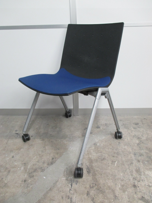 【3脚入荷】背中が樹脂と布のコラボレーション！キャスター付きスタッキングチェア入荷！【スタッキング】【ミーティングチェア】【中古オフィス家具】
                        
                                    中古
            