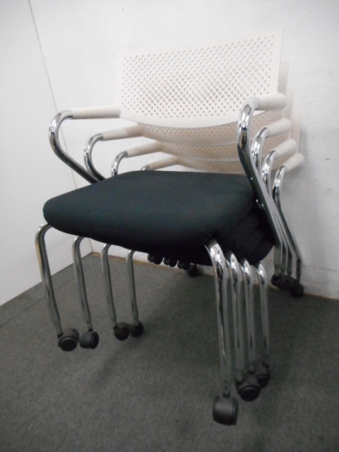 ■ミーティングチェア4脚セット　■【Vitra（ビトラ）】【VISAVIS（ビザビ）】　■スタッキングチェア【キャスター付】ブラック【セット商品】
                        VISAVIS【 ビザビ 】
                                    中古
            