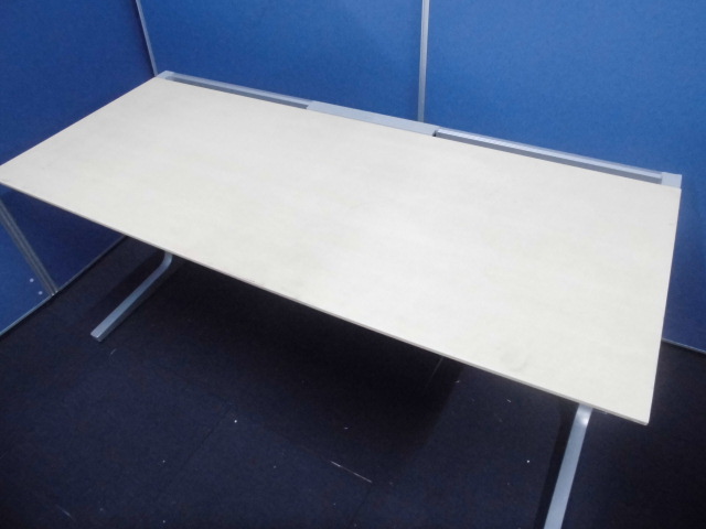 【W1600広々サイズ！】コクヨ｜レヴィスト(LEVIST)｜平机｜ナチュラル｜H720！フリアドと同じ高さのデスクです！
                        レヴィスト
                                    中古
            